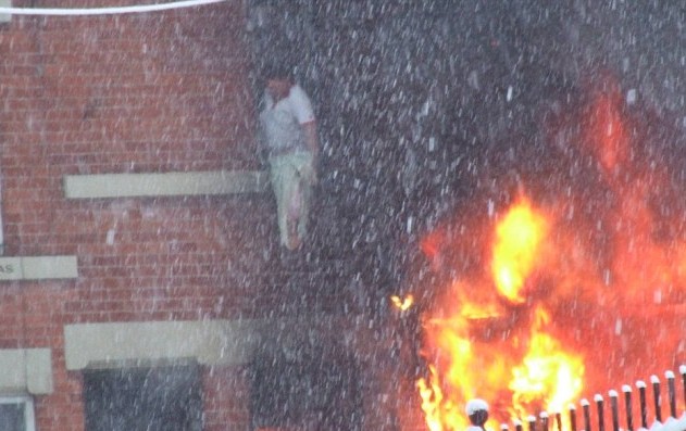 Мъж се спаси от огнен ад, скачайки от втория етаж 