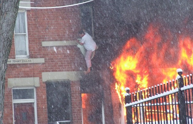 Мъж се спаси от огнен ад, скачайки от втория етаж 