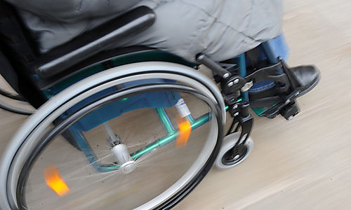 Джебчия дебне в инвалидна количка