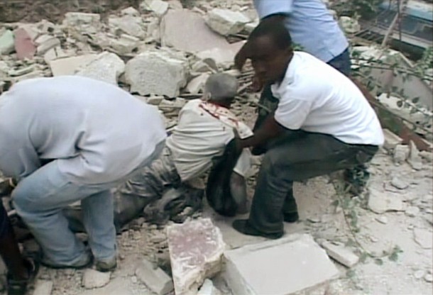 Студенти затрупани след земетресението в Хаити