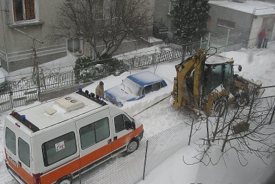 Разнасят на варненци храна по домовете, снегорини разчистват за линейките