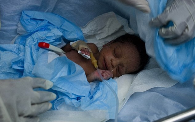 Триседмично бебе оцеля под развалините в Хаити 7 дни