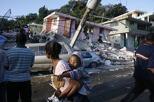 Нашите лекари спят под открито небе в Хаити