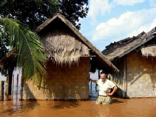22 000 души без подслон след наводнения