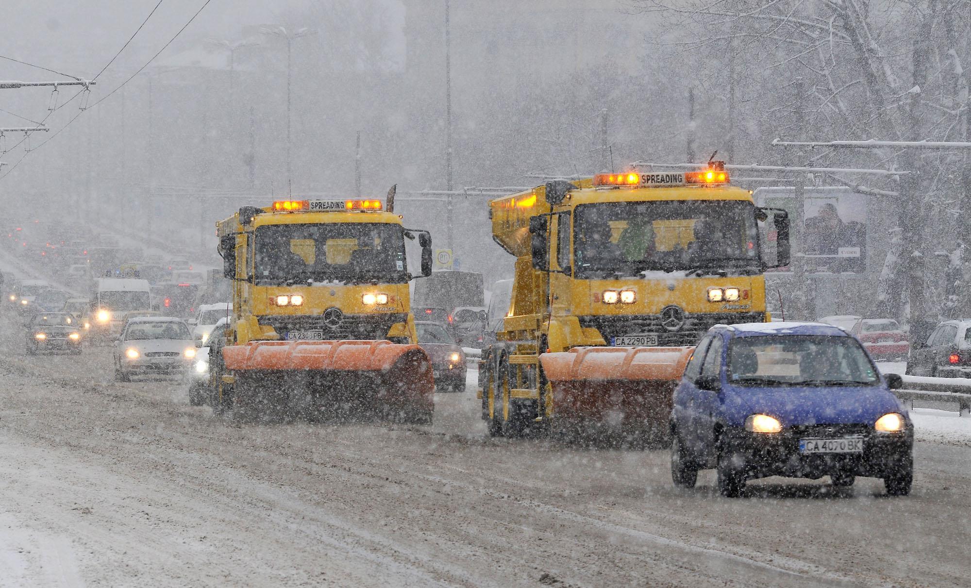 Фирмите се пребориха със снега в София