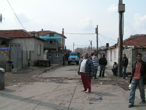 Каракачанов: Българите издържат ромите 