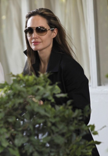След раздялата: Джоли грее от щастие без Пит в Малибу (СНИМКА)