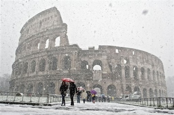 За първи път от 25 години сняг в Рим