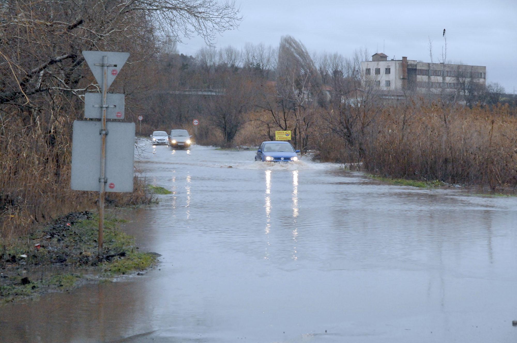 Наводнени къщи и пътища в Добричко