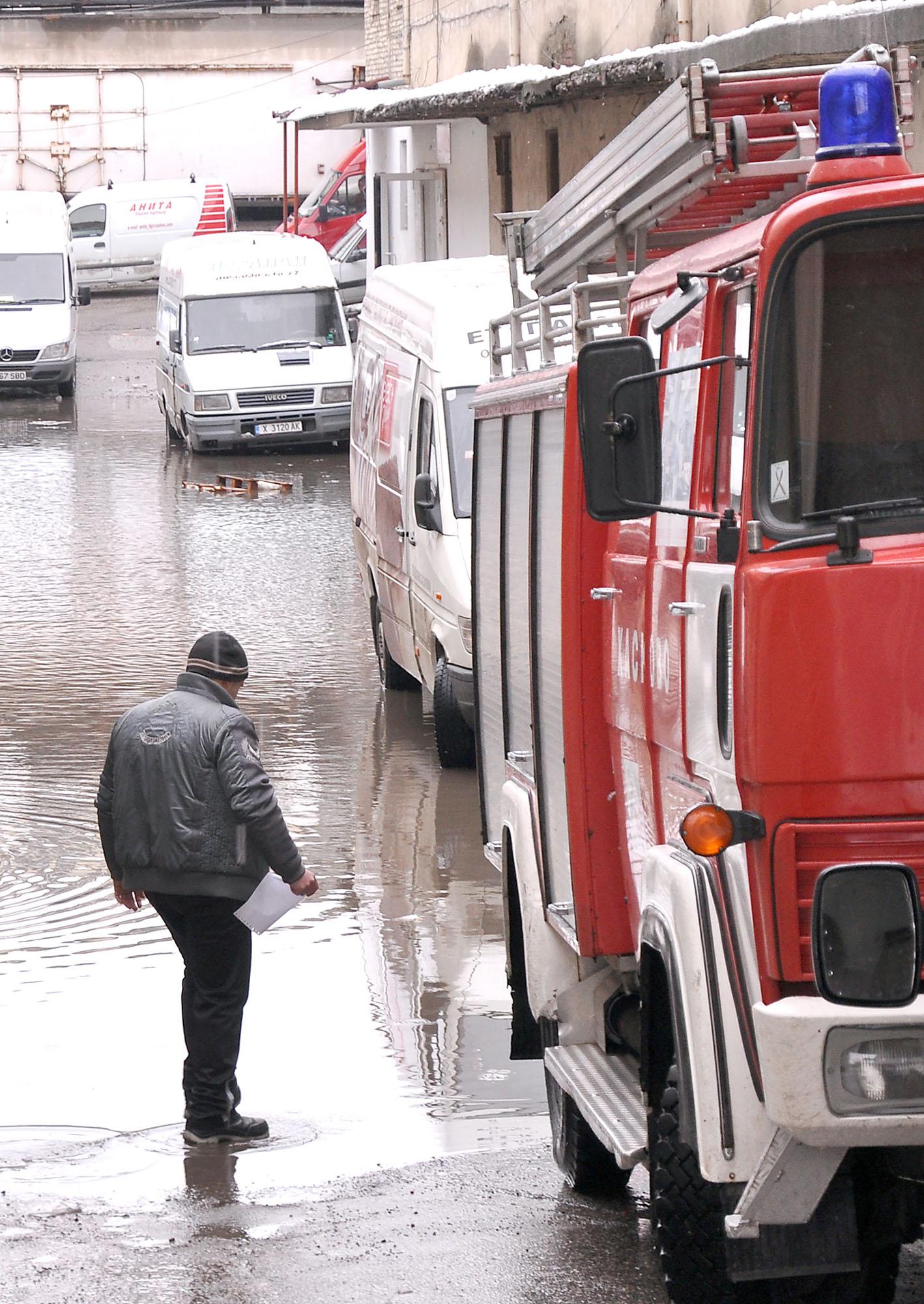 Търговски складове наводнени в Хасково