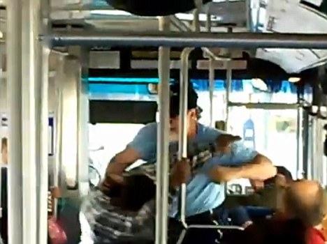 Кютек в автобус e тотален хит в YouTube