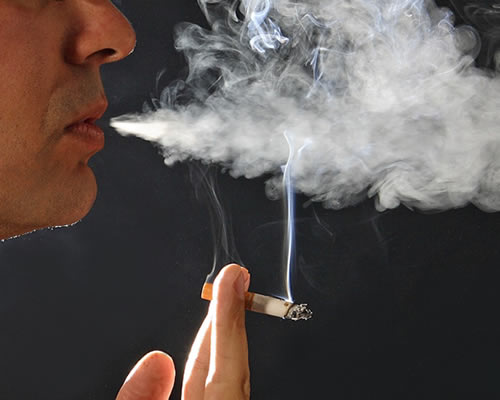 Отлагат забраната за пушене в заведенията до 2011-а