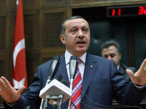 Замериха турския премиер с обувка