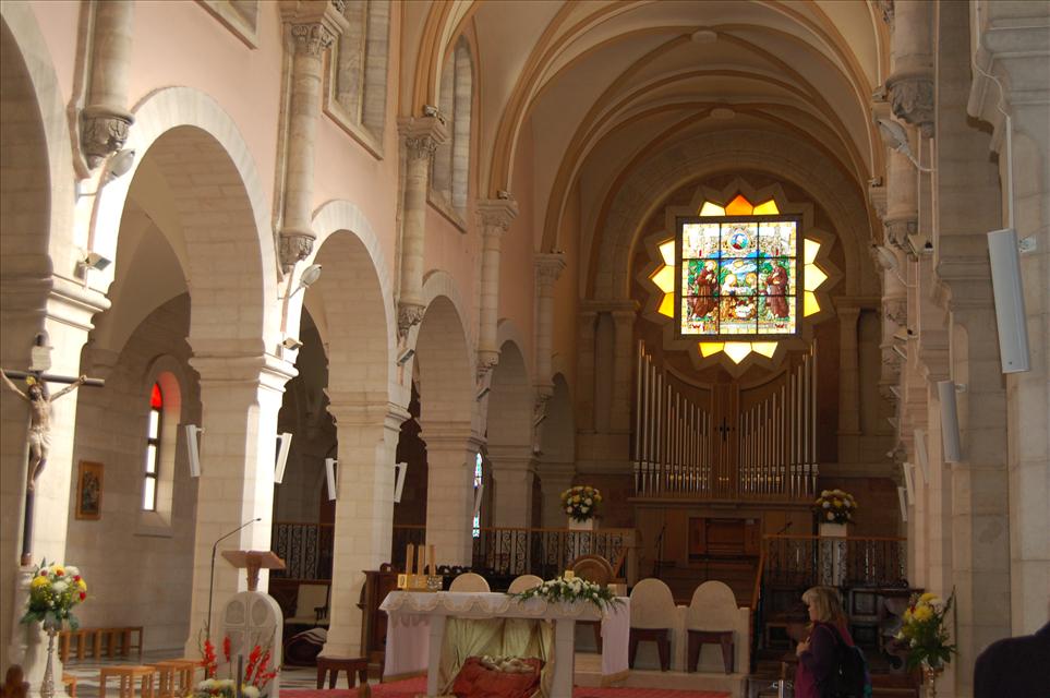 Обраха Католическата църква във Варна по време на литургия