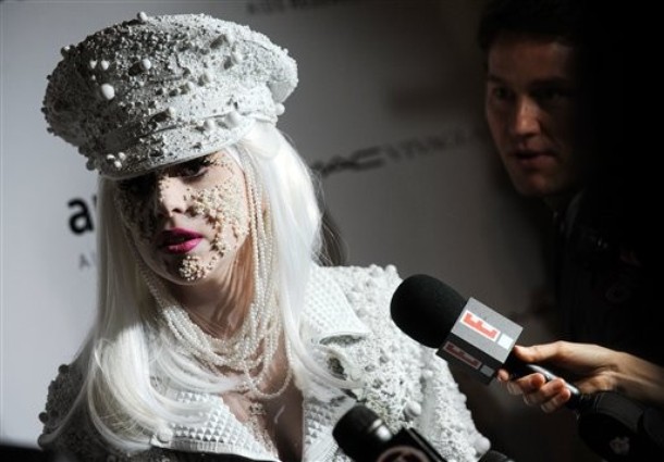Лейди Гага финтира фенове и папараци