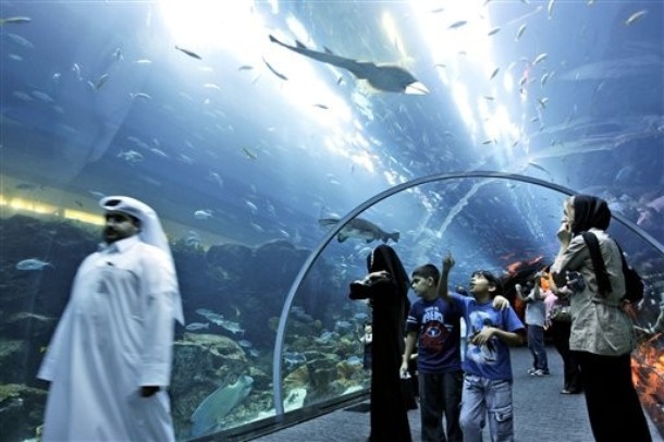 Най-големият аквариум в света изтича