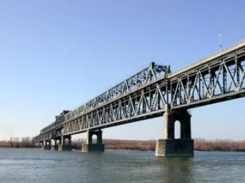Тласкач се нацепи в Дунав мост