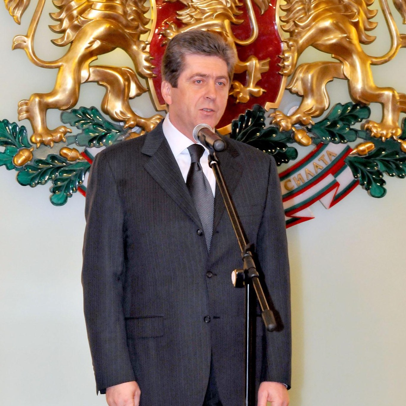 Първанов настъпи правителството: Кризата се задълбочава