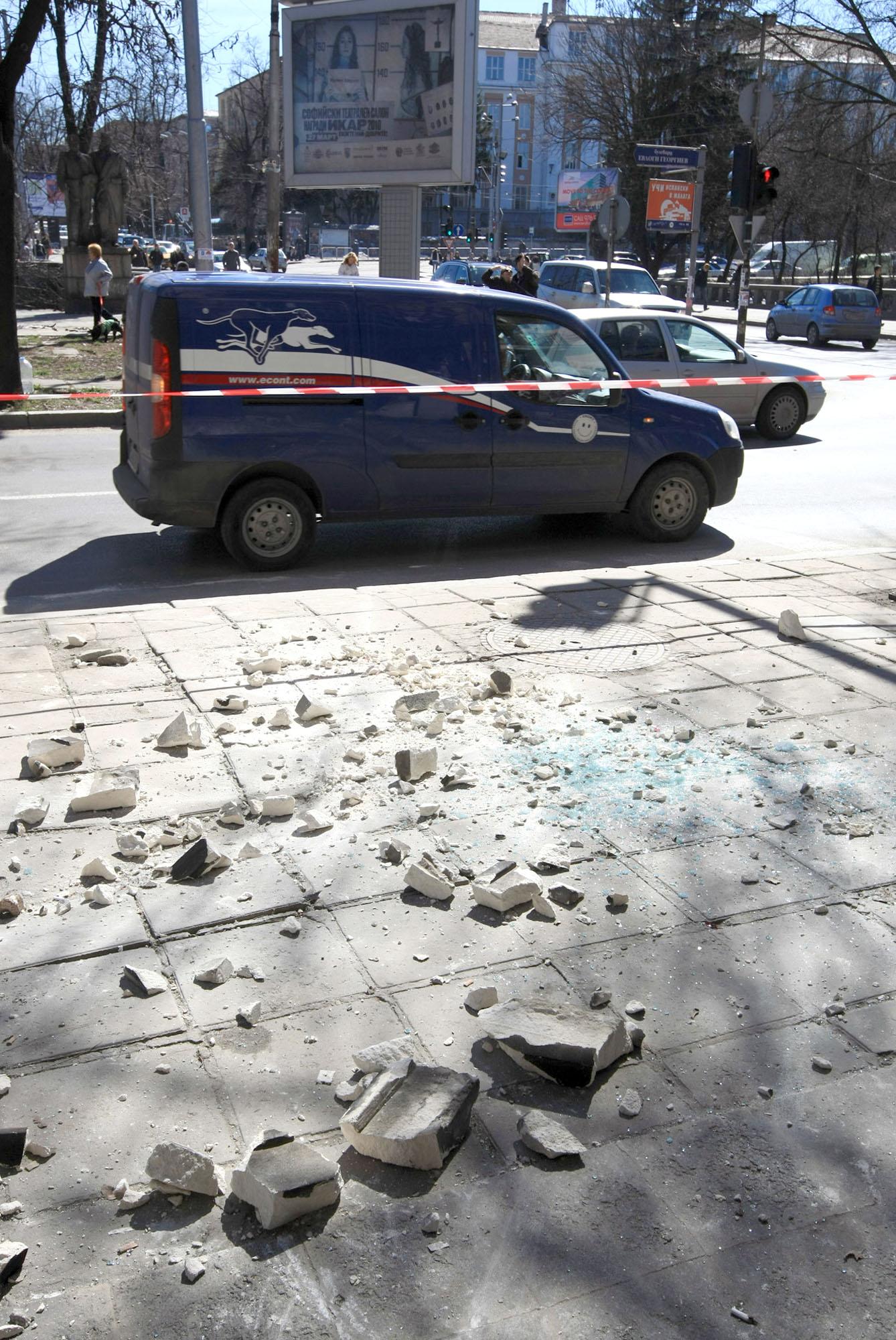 Откъртен фриз потроши кола в центъра на София  