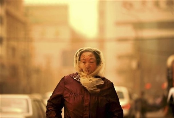 Пекин пожълтя след пясъчна буря