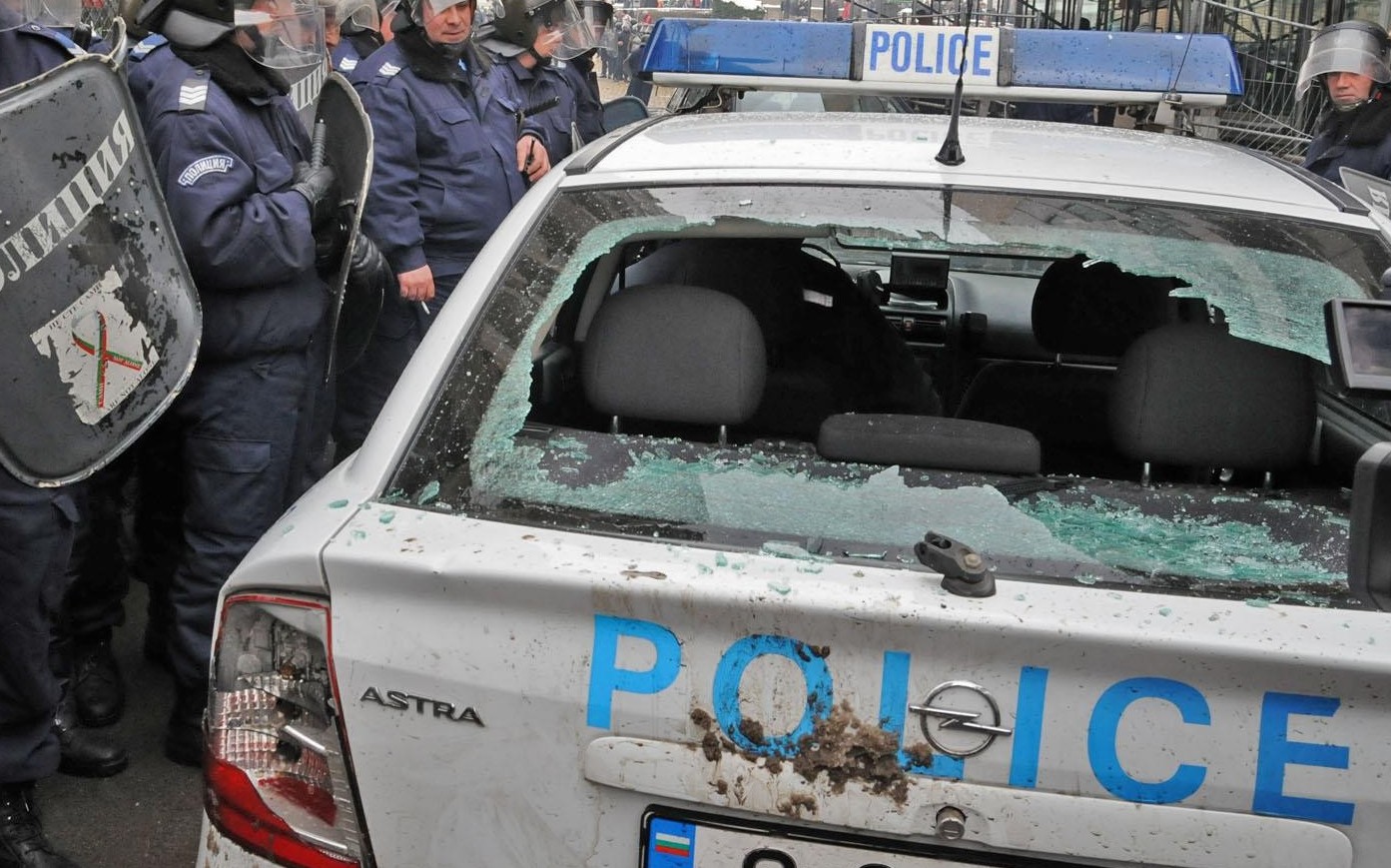 Роми потрошиха патрулка с камъни и раниха полицаи