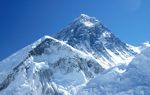 Връх Еверест - по-висок с близо метър 