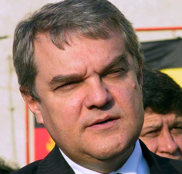 Р. Петков предложил на Кузов да подкрепи Тройната коалиция, за го спаси в съда 