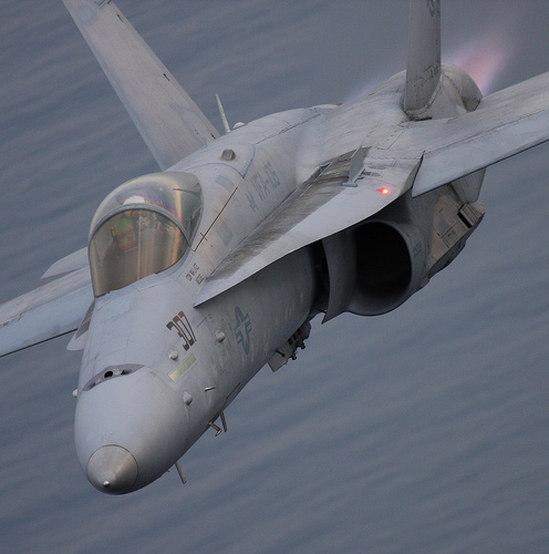 Американски изтребител F-18 „Хорнет” летя с биогориво