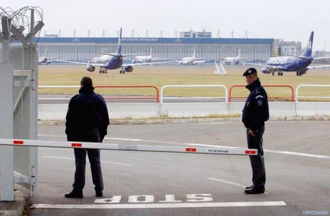 Самолет спука гума в София