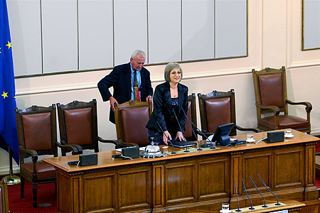 Цецка Цачева: Народното събрание е готово на още икономии  