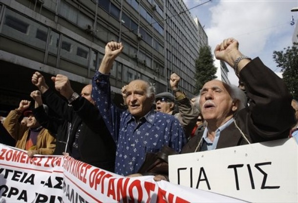 Намалиха пенсиите и вдигнаха пенсионната възраст в Гърция