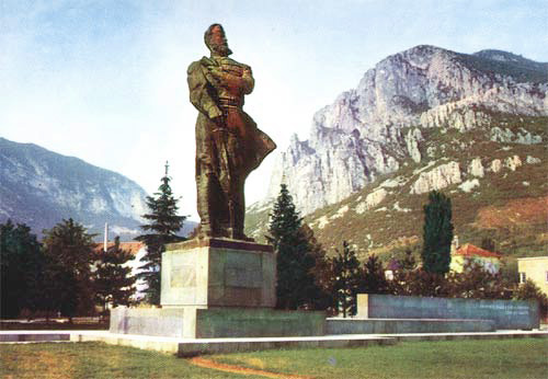 Махнаха най-стария паметник на Ботев, не можело да има два във Враца