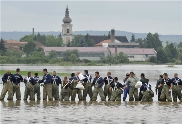 Продължават наводненията в Централна Европа