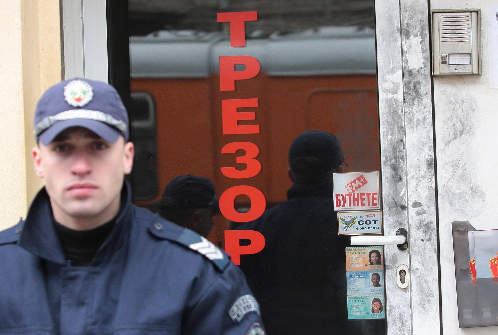 Маскирани нападнаха мъж пред трезор в София
