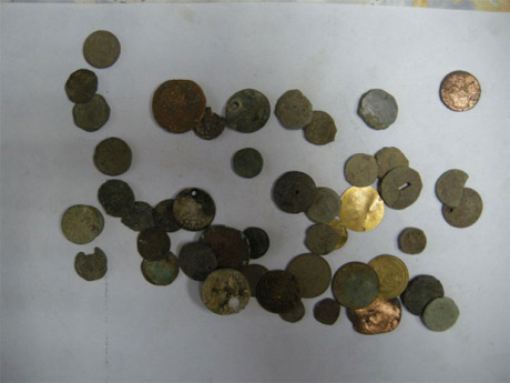 Антимафиоти откриха около 380 старинни артефакта в софийско жилище