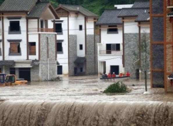 Гигантски реки от кал убиха над 1200 души в Китай