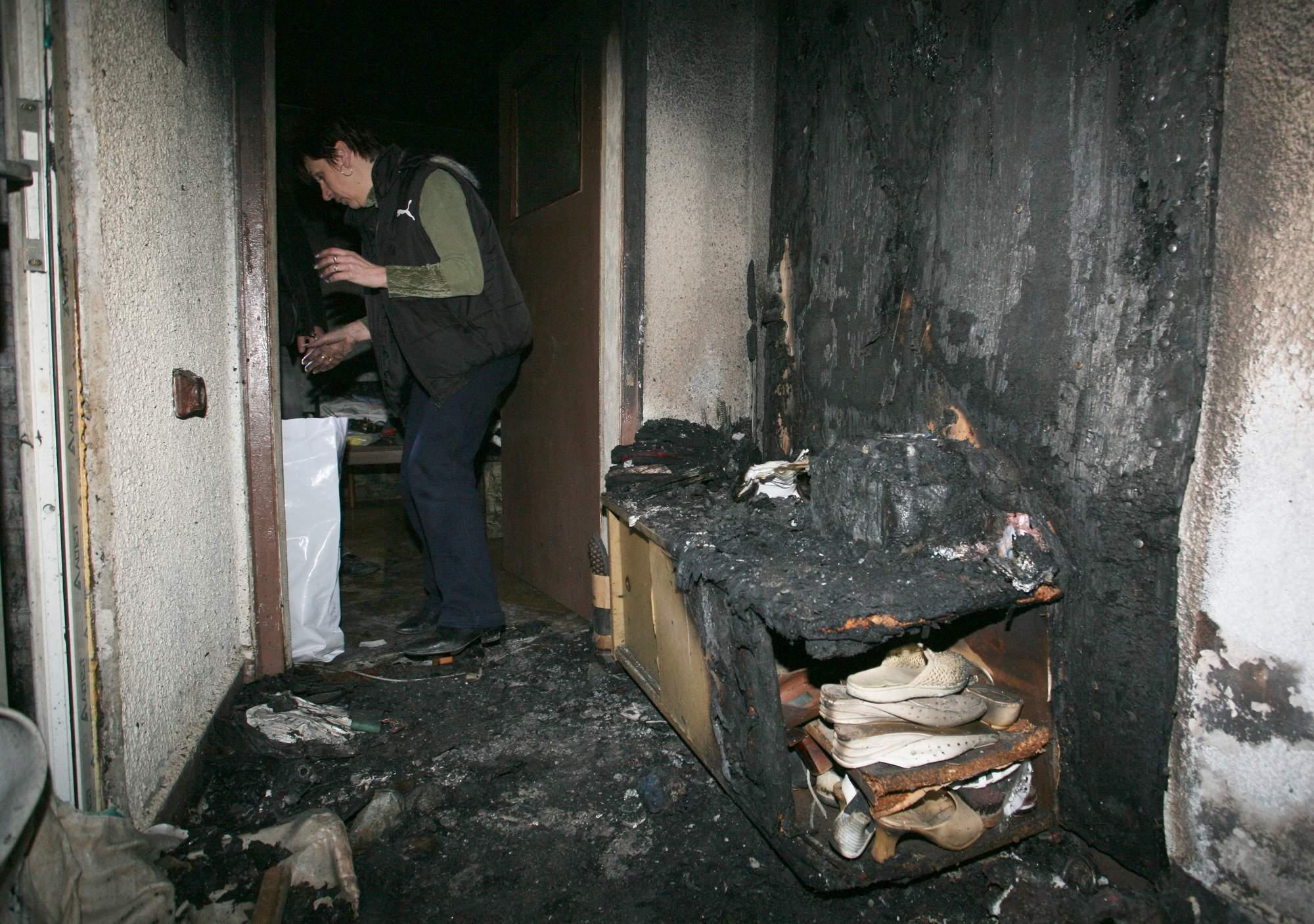 Пожар изгори до основи апартамент във Враца