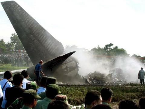 Пътнически самолет с 96 на борда се разби в Китай