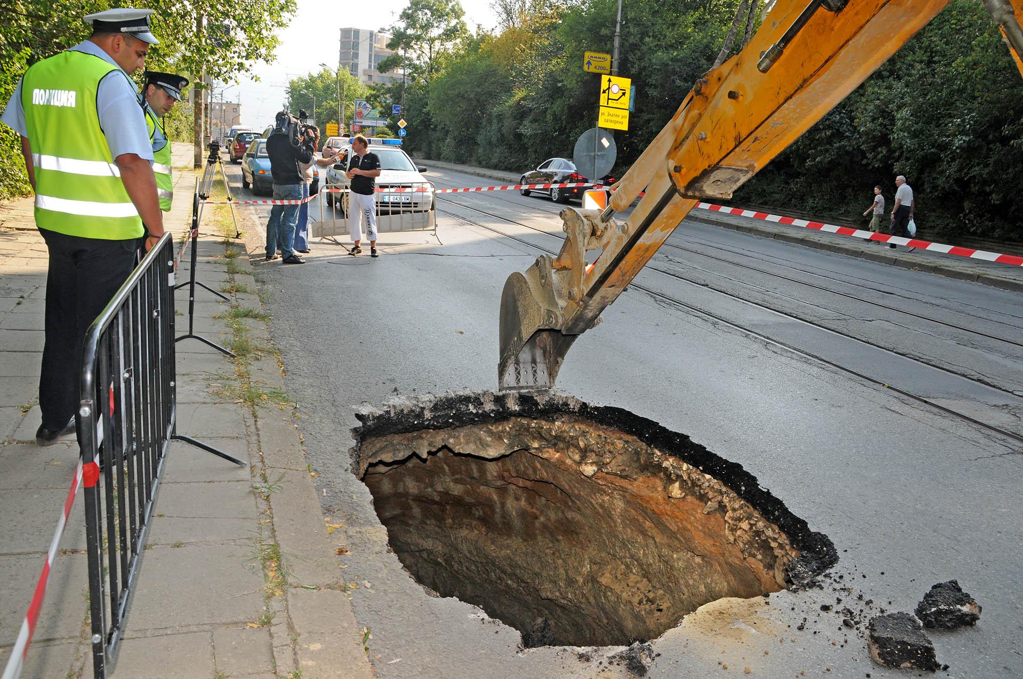Отвори се дупка на бул.&quot;Черни връх&quot;, строителите на метрото недоумяват