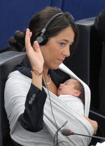 Евродепутатка влезе на заседание с бебето си 