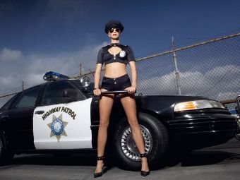  Полицайки по бикини спират американец на пътя