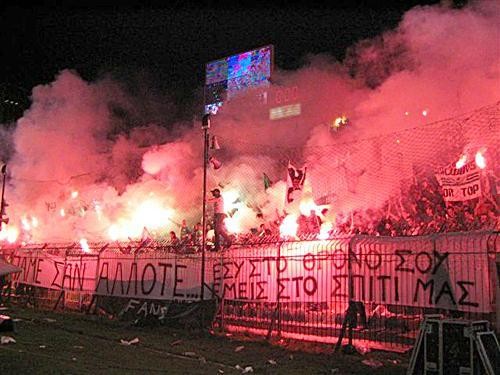 Гръцки футболни хулигани смазаха от бой българин