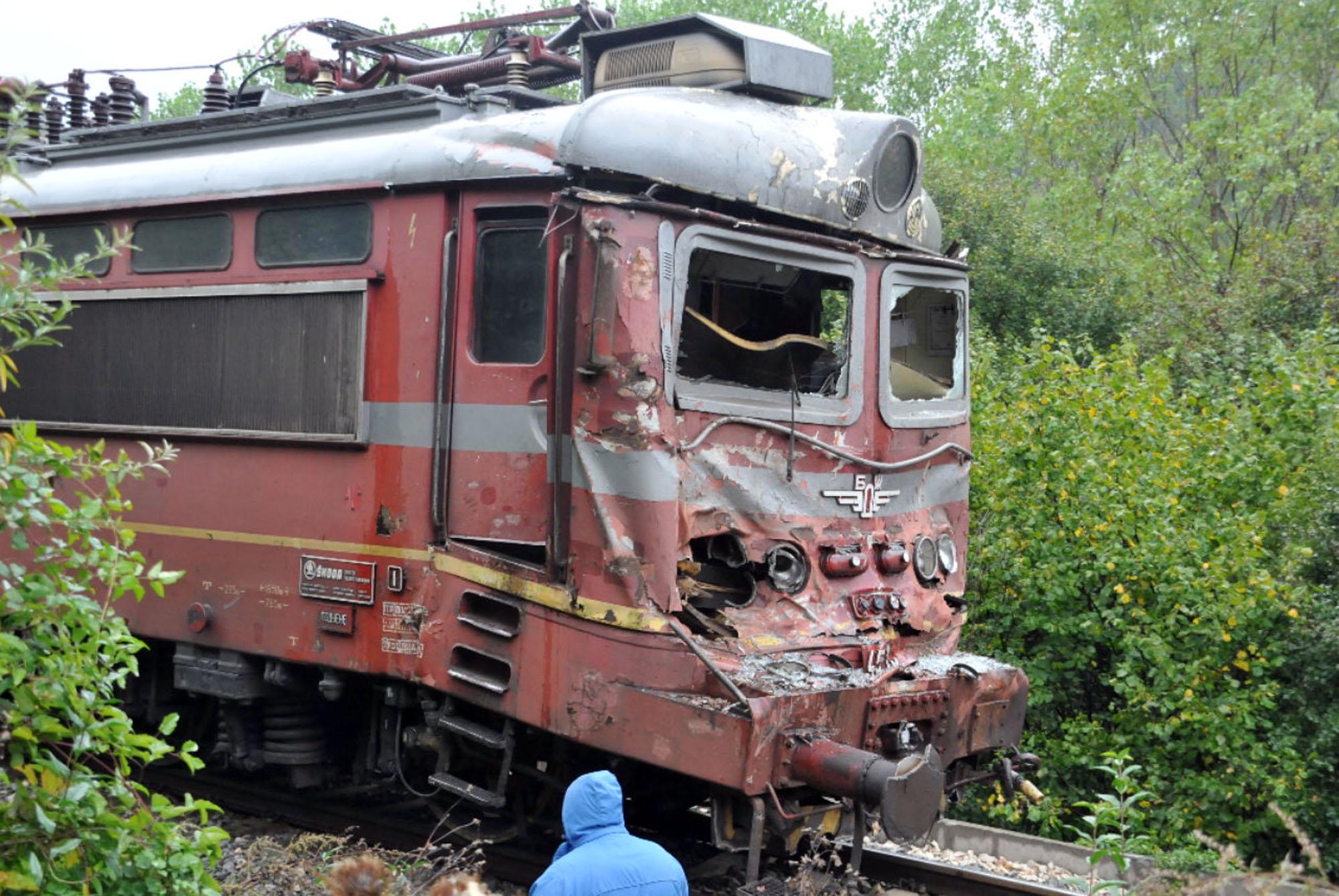Два влака се сблъскаха челно, има пострадали