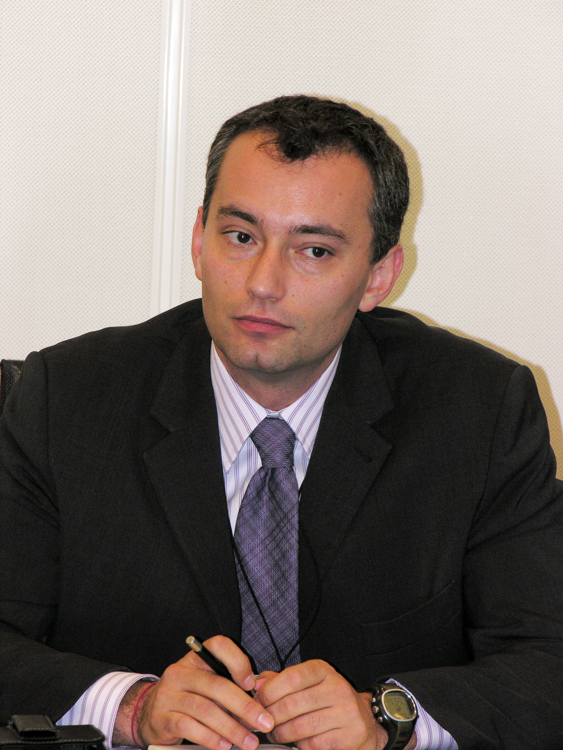 Николай Младенов: С крясъци няма да си решим проблемите 