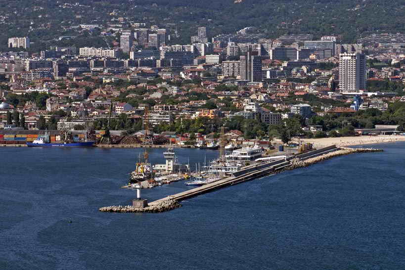 Силен вятър затвори пристанище Варна