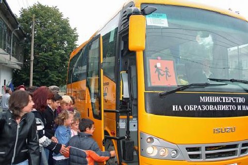 Училищните автобуси – без спирачки и с пукнати стъкла