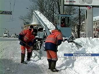 Владивосток е парализиран от обилен снеговалеж