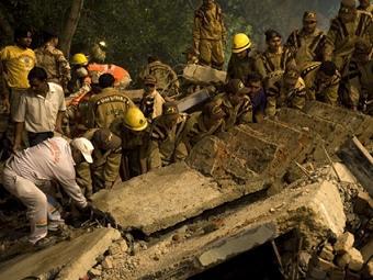 60 души са под руините на срутила се сграда в Делхи