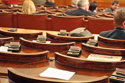 Скандал: Депутати загърбиха гласуване в НС заради скъпи подаръци