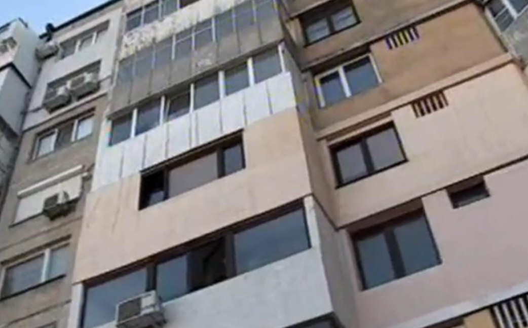 Държавата събаря остъклен балкон във Варна